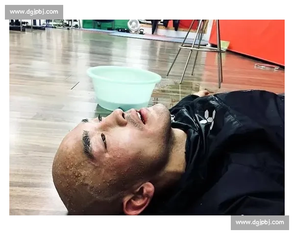 一龙对决崔洪万跨界恩怨力量与技术的终极碰撞之夜擂台风云引爆全球格斗话题